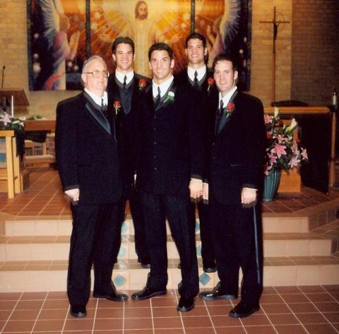 Matt_with_brothers_and_dad_in_front_of_a