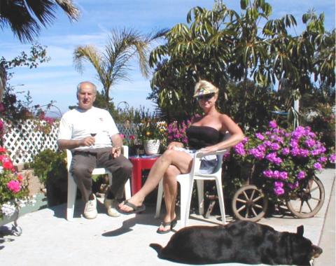 Bob & Vic relaxing in backyard 2002