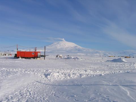 Mt. Erebus from Willy Field - 11Dec05