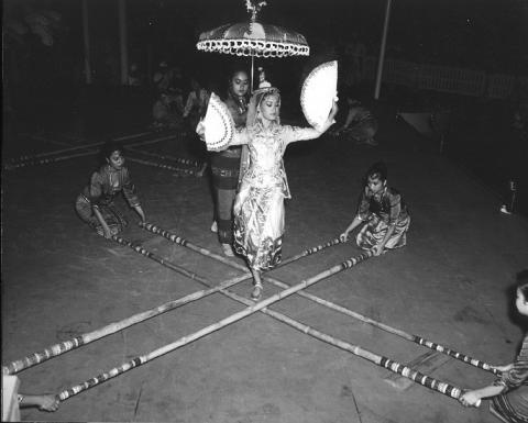 Native Filipino dancers