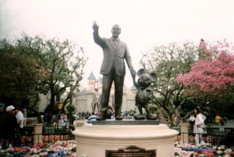 MickeyWalt_Statue