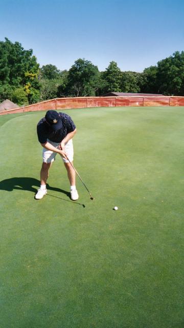 Mike Hull on the putt