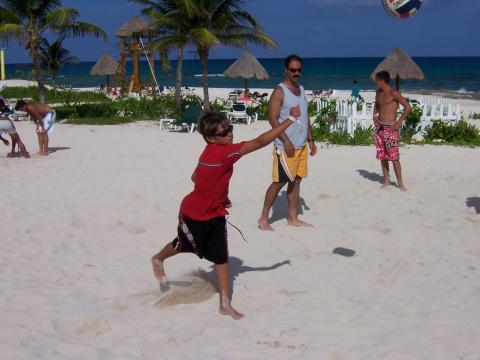 Bradon playing volleyball in Cancun
