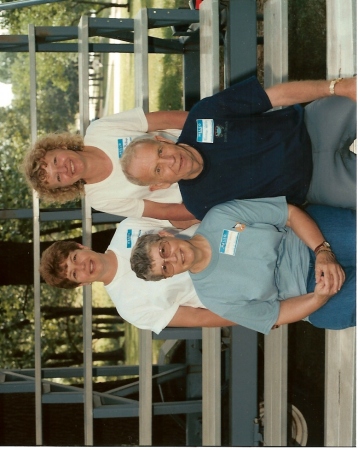 Linda and Ronda with their parents