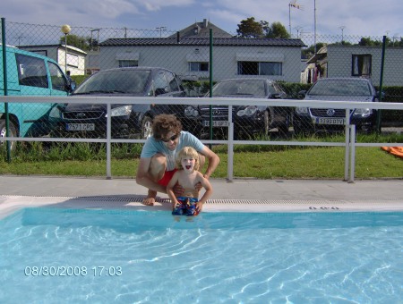 Daddy and Oinatz at the swimming pool