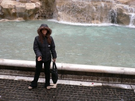 throwing a coin in trevi[1]