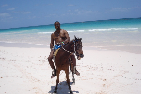 honeymoon Bahamas Harbro Island with pink sand