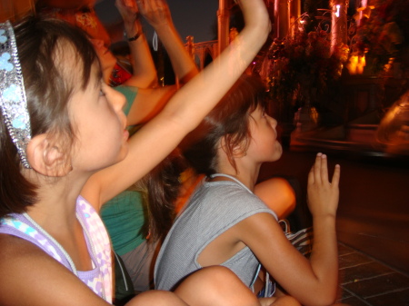 Ellie and Shay waving at the parade