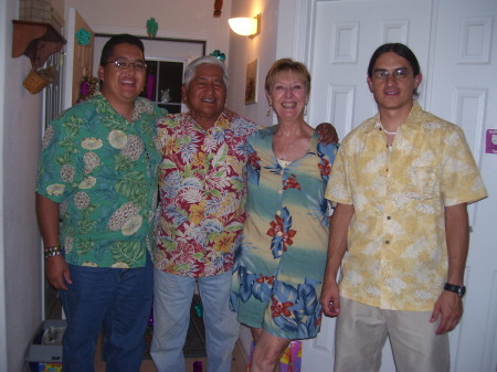 Hawaiian shirt contestants