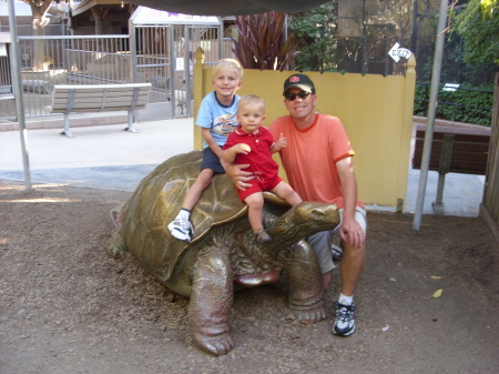 Daddy and the boys pose w/a turtle at the zoo