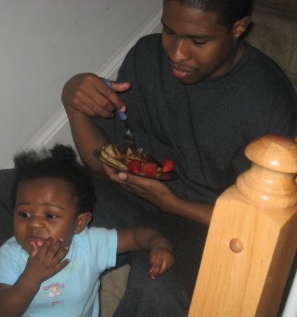 My hubby tryin to eat in peace