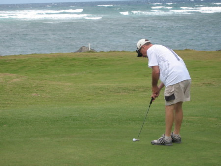 Terry putting at Waiehu Golf Course, Maui