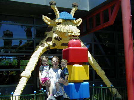Family & giraffe