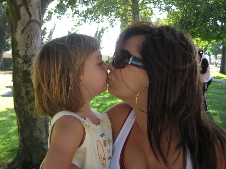 Kayden kissing her sister