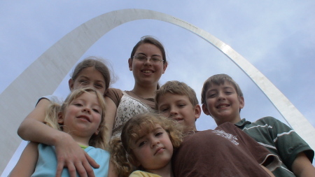 Kids under the St. Louis Arch