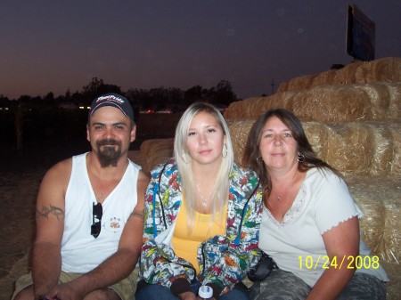 family at corn maze in petaluma