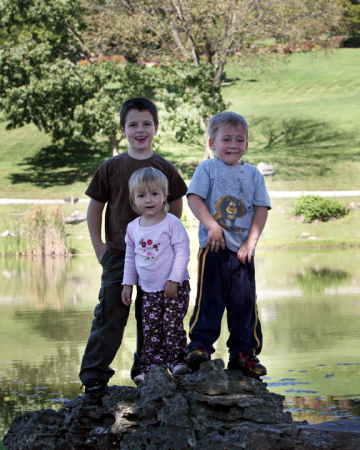 Dillon 7, Sam 3 and Isabella 1 in Branson 9/08