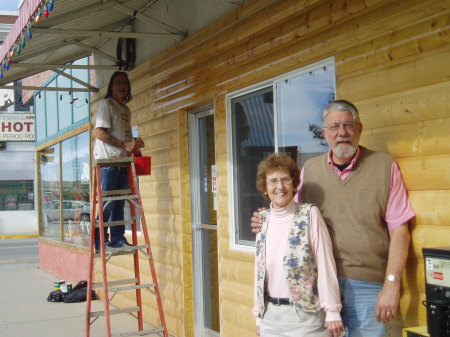 Barb, Jerry and a painter at Greybull, Wyo