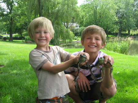 Luke and Dillon with frogs