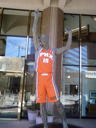 Statue wearing Phx Suns jersey