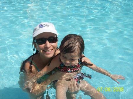 Tamara & Aleixs in Pool.