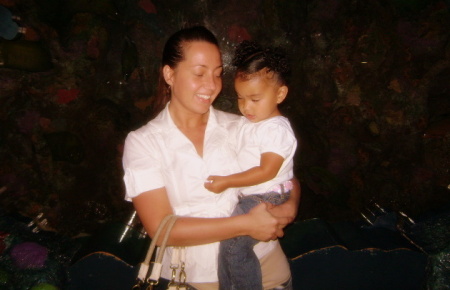 Mommy & Gionna at the aquarium