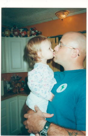 Gracie kissing Daddy