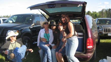 tailgating at Moondance County Jam 08