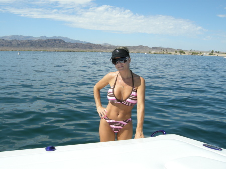 On Angie's boat on Lake Havasu - party on!