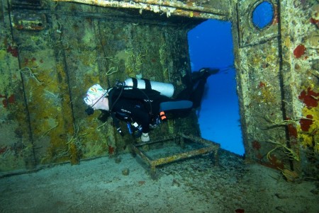 cruising thru the wreck in Cozumel