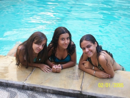 Mirela & my nieces at the swimming pool
