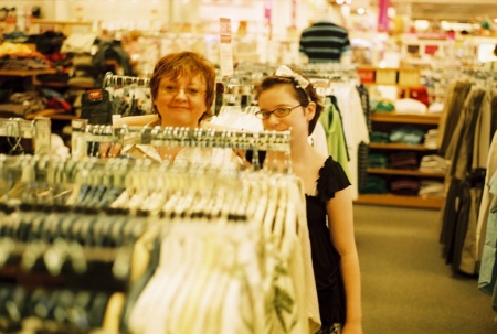 Mariana & Selene - shopping! (June 2008)