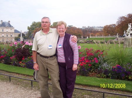 Grouch and missus at the gardens of Luxembourg