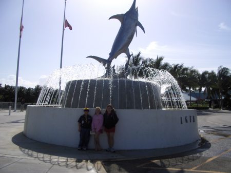 Kids in front of The Fishing Hall of Fame