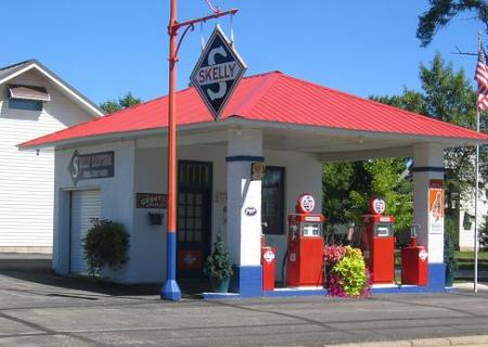 Skelly Gas Station with the US FLAG, like most