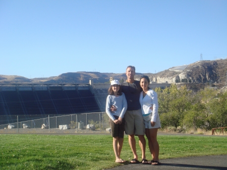 Emilia, Carol and Greg Grand Coulee Dam '08