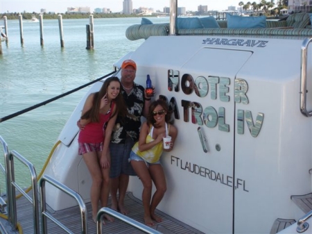 hooter yacht