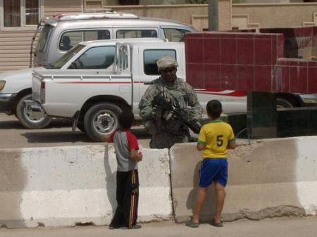 Talking with Iraqi kids 08