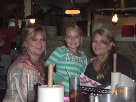 Taylor hangin' w/ Aunt Christina & Aunt Diana