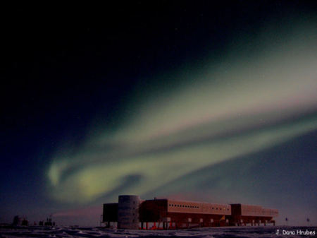 Southern Aurora over station