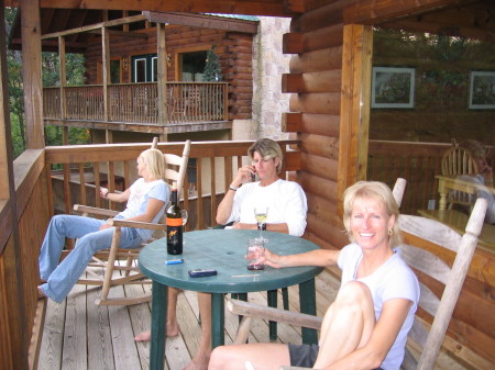 Julie (far left), Steve and sister Kelley.