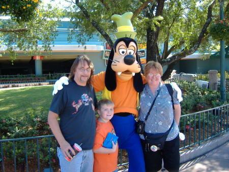 THE FAMILY WITH GOOFY