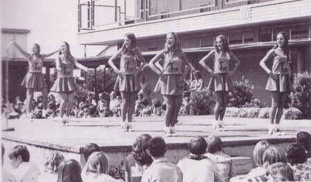 Robert E Lee Cheerleaders 1975