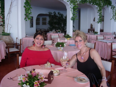 Mara and Tina eating lunch in Positano, Italy
