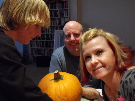 family pumkin carving