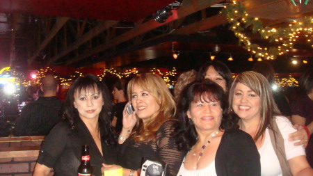 ROXANNE DIAZ ME BETTY CLAUDIA N LILLY IN BACK