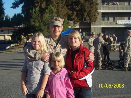 Dad with his girls day of departure to Iraq