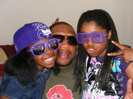 son-law with his daughters/Tierra&Taylor