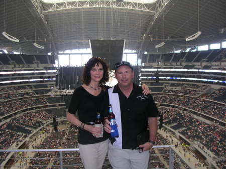 Jerry World to see George Straight
