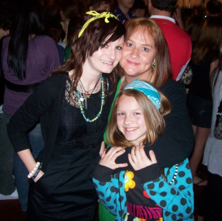 me n the girls at lily allen concert 4-09.
